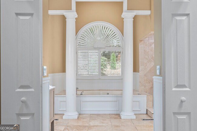 Building Photo - 235 Smokerise Trce