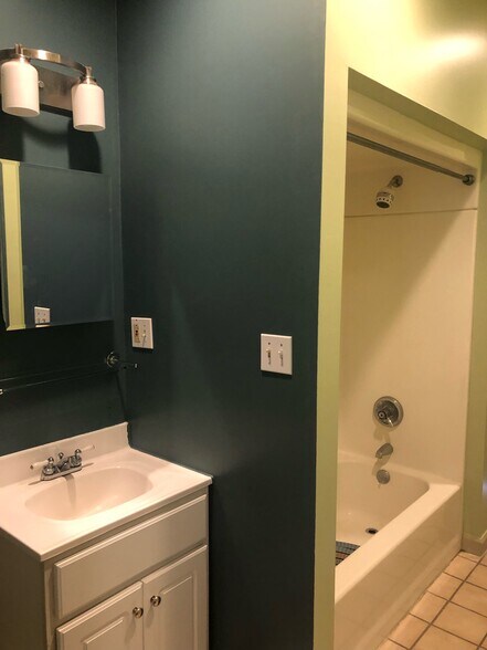 MAIN BR BATH - 1827 Wharton St