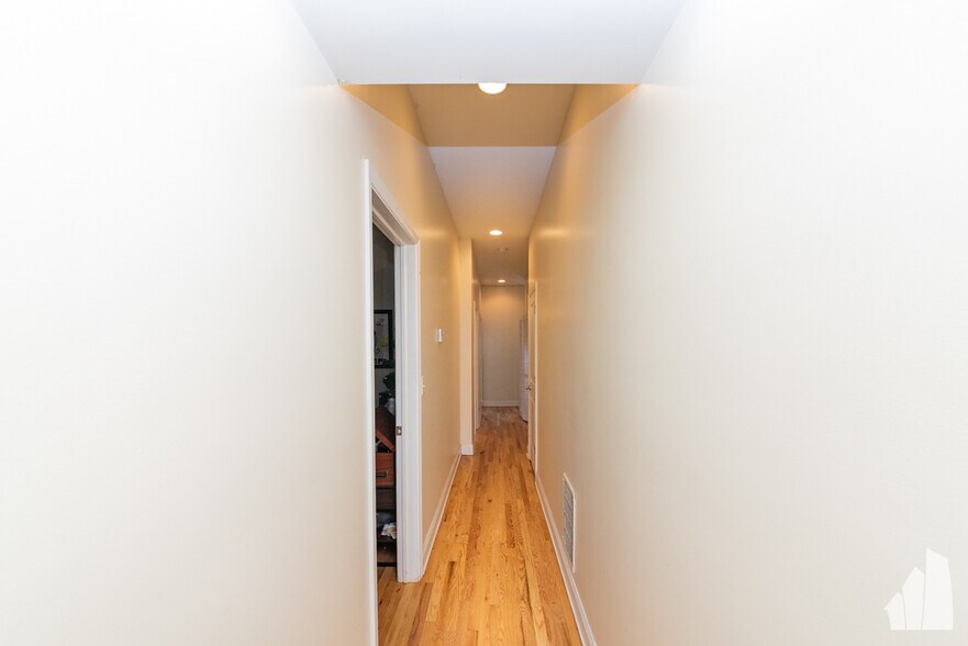 Building Photo - 1133 W Addison St