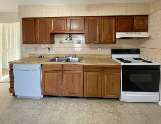 Building Photo - Nice 3 BR House in South Lexington! W/D Hookups, Off-Street Parking, Pets Ok!