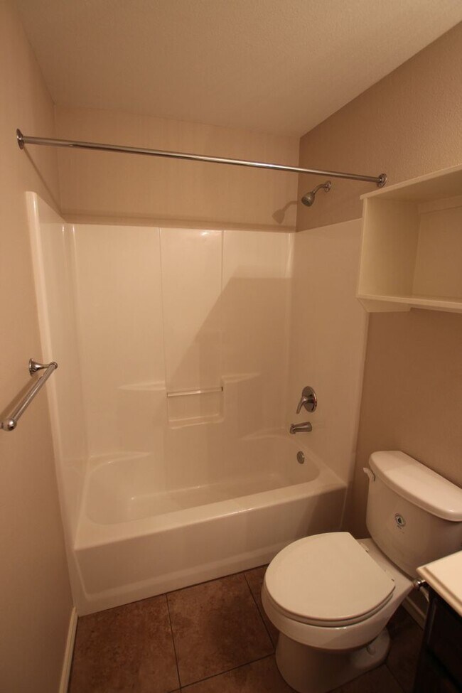 Building Photo - 2 Bed 1.5 Bath Townhome in Lindale!