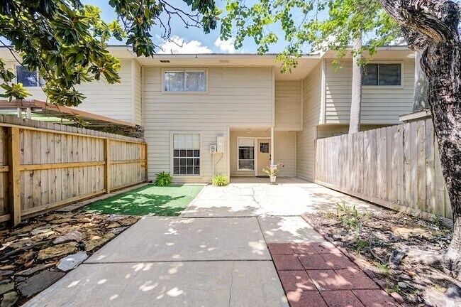Building Photo - 7965 Kendalia Dr