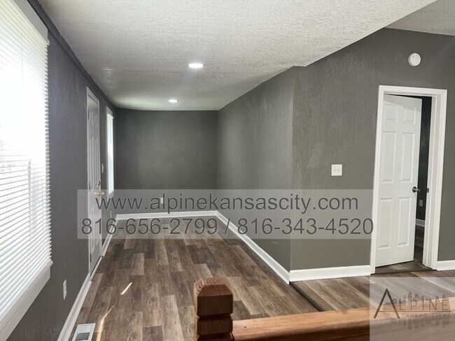 Building Photo - Updated NE Home!