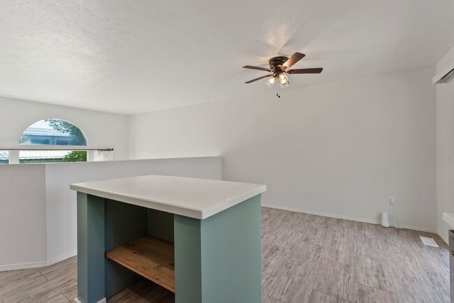Building Photo - 2721 E Longfellow Ave