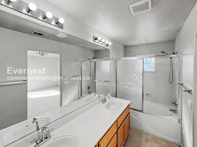 Building Photo - 4 Bed, 3 Bath Home with Garage / Pet-Friendly / Vouchers Accepted / Available Now!