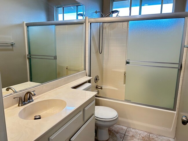 Building Photo - Nicely Upgraded 4 Bed 3 Bath Home in Gated Community in Anaheim