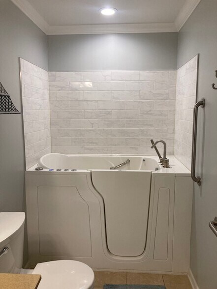 Guest Bathroom with Walk-In Tub - 404 9th Cir SE