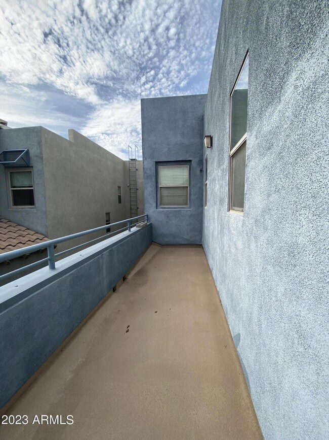 Building Photo - 615 E Portland St