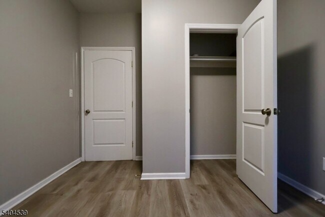 Building Photo - 456 Avon Ave