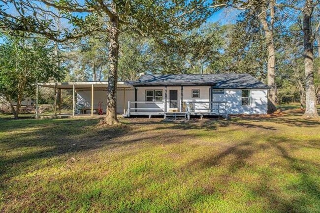 Building Photo - Chaires  Country living Home