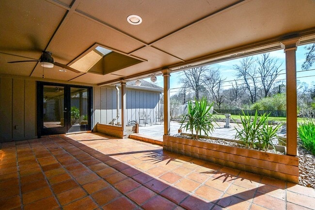 Building Photo - 15711 Pine Mountain Dr