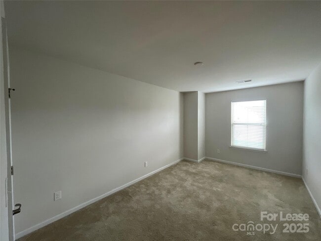 Building Photo - 11060 Discovery Dr NW
