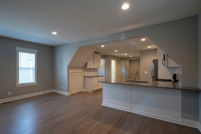 Building Photo - 1012 Helen St NE