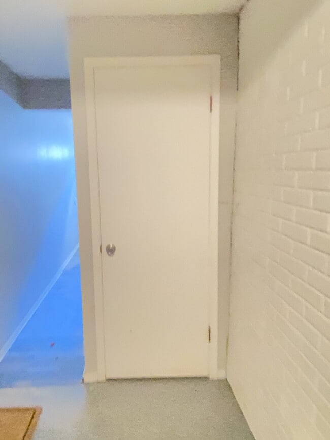 Building Photo - "Charming 2-Bed Townhome (multiplex buildi...