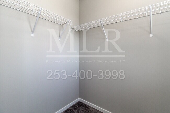 Building Photo - Nearly New Scenic Hill Home with Spacious ...