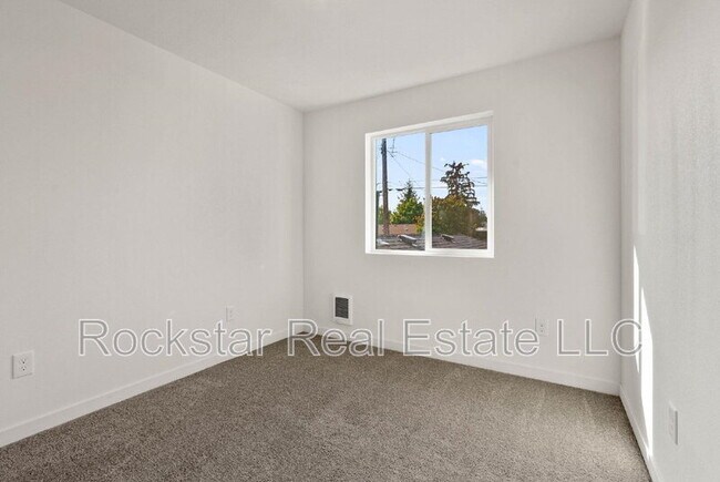 Building Photo - 1817 W Chelan Ave