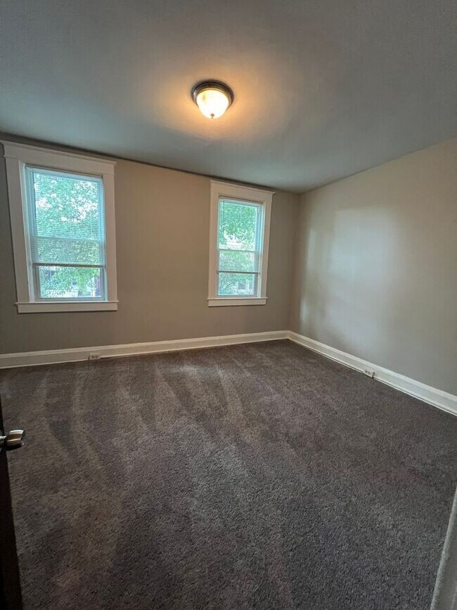 Building Photo - 3 Bedroom 1.5 Bathroom Townhome
