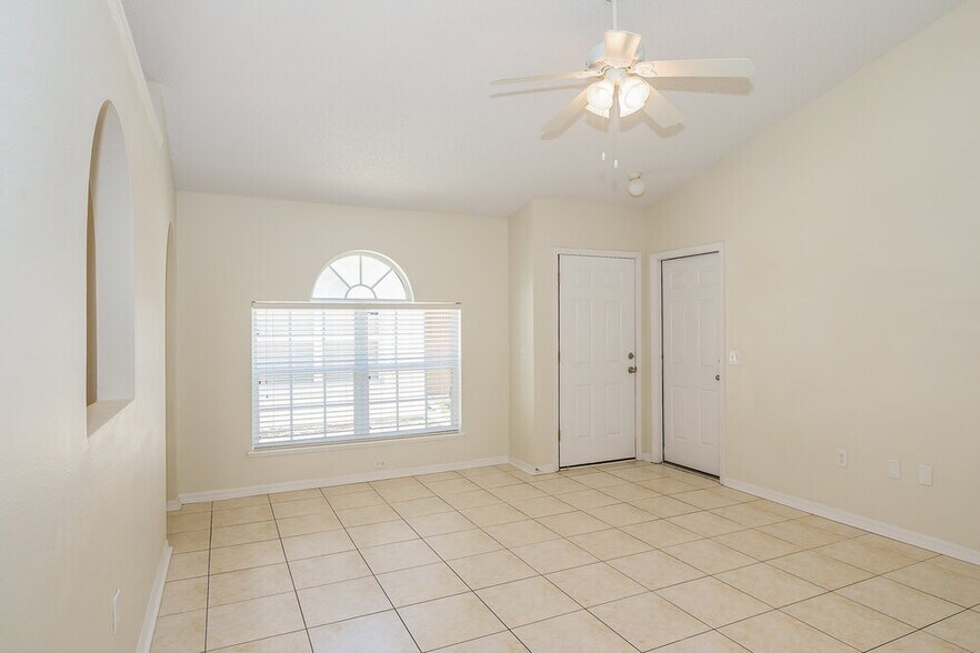 Building Photo - 8376 Oak Crossing Dr W