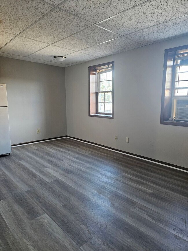 Building Photo - One Bedroom Downtown