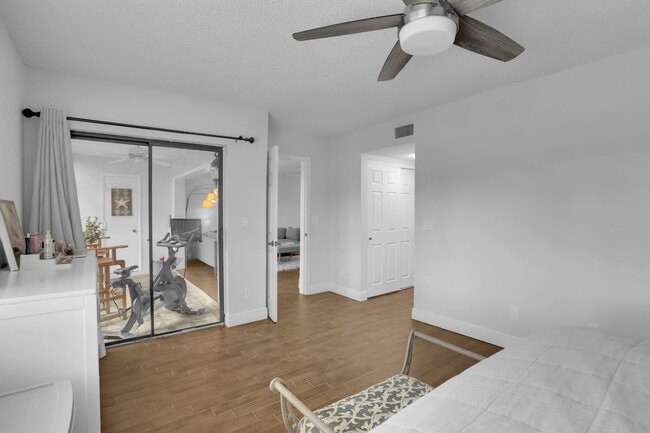 Building Photo - 100 Pelican Pointe Dr