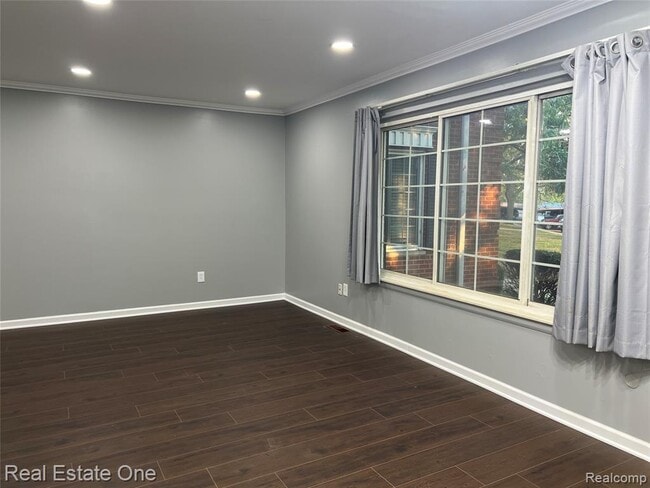 Building Photo - 754 E Fox Hills Dr