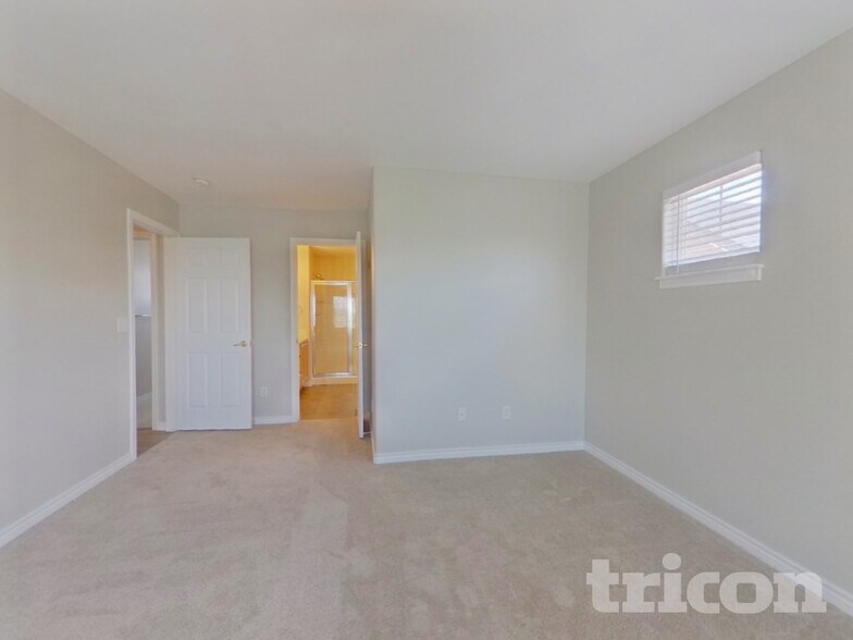 Building Photo - 385 Longspur Dr