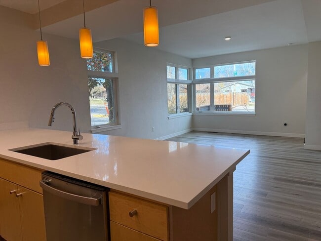 Building Photo - Fresh-Modern-Convenient 2/3/2 Twnhome