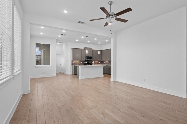 Building Photo - 120 Red Cascade Trl