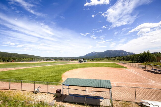 Building Photo - Beautifully maintained town-home in Centra...