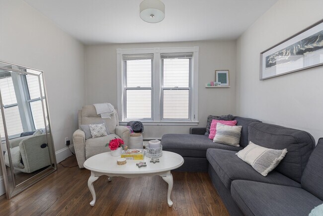 Building Photo - 420 E 6th St