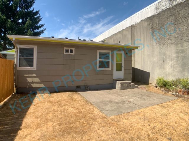 Building Photo - FREE RENT! Charming 2-Bed Duplex in Vibrant SE Portland – Cozy 660 Sq Ft Gem!