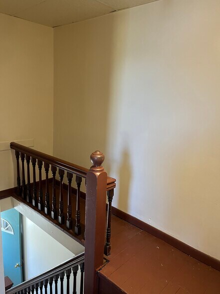 Entryway - 204 New Boston St