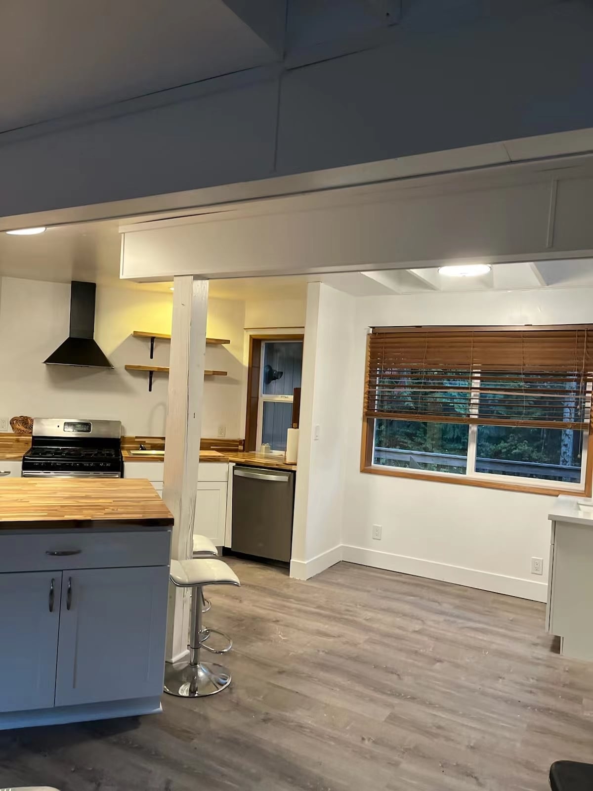 Open kitchen concept - 15005 101st Ave NE