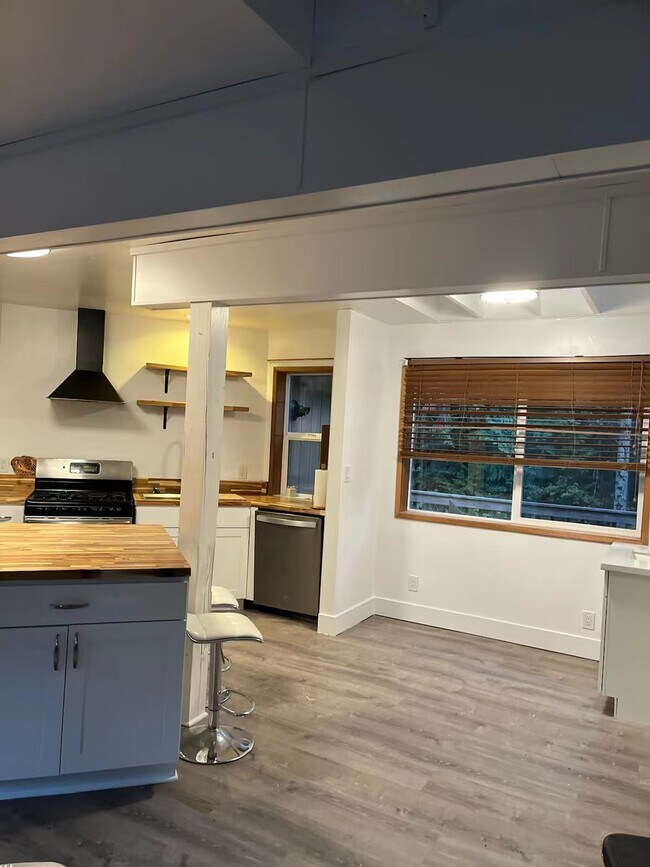 Open kitchen concept - 15005 101st Ave NE