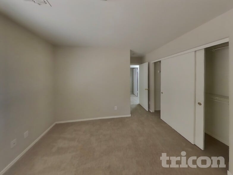 Building Photo - 2022 E Winston Dr