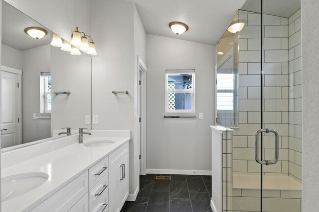 Building Photo - Beautiful "like new" home available for re...