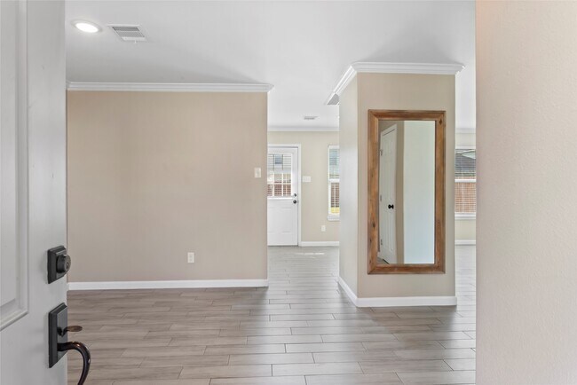 Building Photo - 838 Royal George Ln