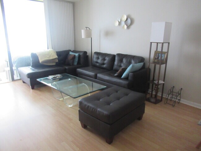 Building Photo - 2841 Somerset Dr