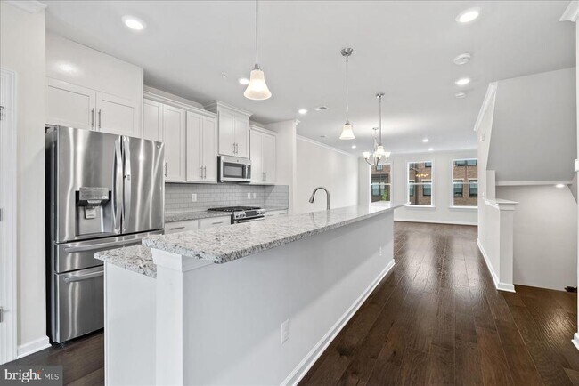 Building Photo - 45121 Kincora Dr