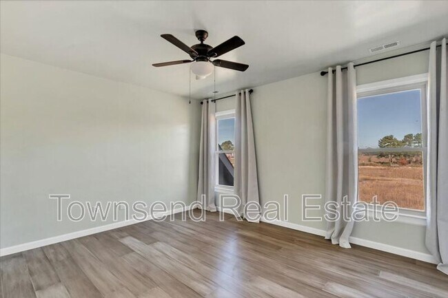 Building Photo - 695 Cedar Point