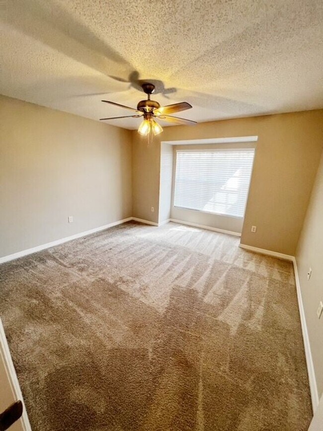 Building Photo - Corner Unit - 2nd Floor- 1 Bedroom 1 Bath for Lease in Brandon, FL