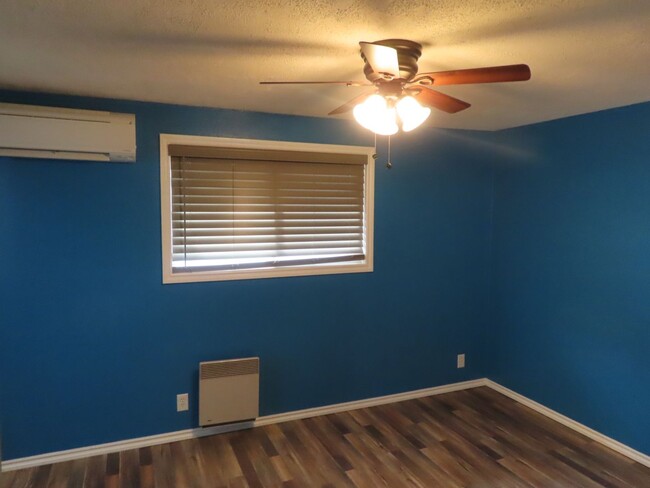 Building Photo - Remodeled 3 Bed/ 1 Bath Avaiable Now in th...