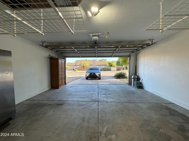 Building Photo - 4634 E Grovers Ave