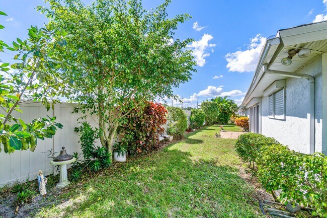 Building Photo - 10990 Greentrail Dr S