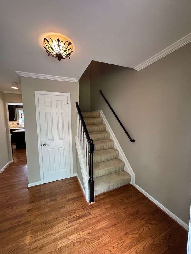 Building Photo - Lovely and Spacious 3 Bedroom 2.5 Bathroom...