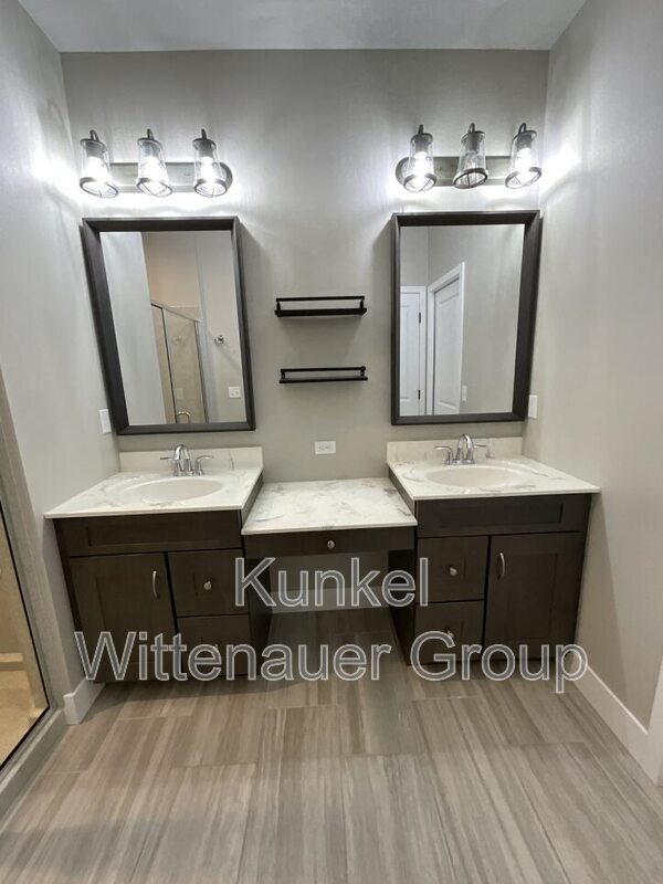 Building Photo - 1212 Hickory Point Dr