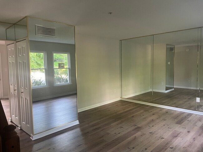Building Photo - 3 Bedrooms 2 Bathrooms in a GREAT AREA