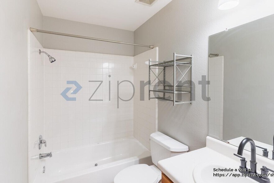 Building Photo - 817 Sheraton Ave