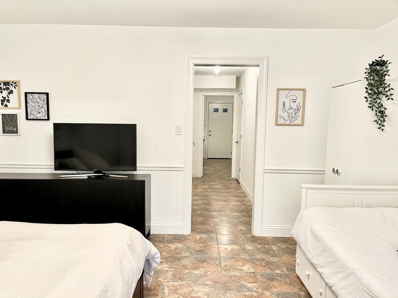 Building Photo - 614 G St SW