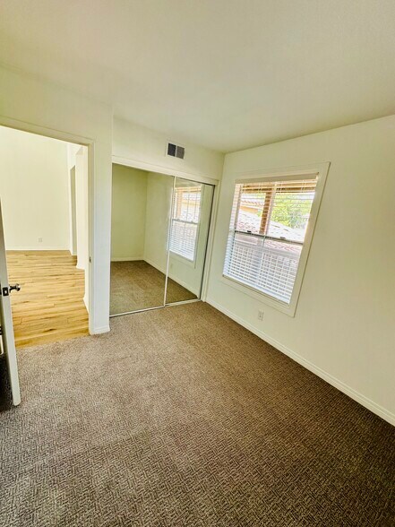 Building Photo - 10 Abrigo